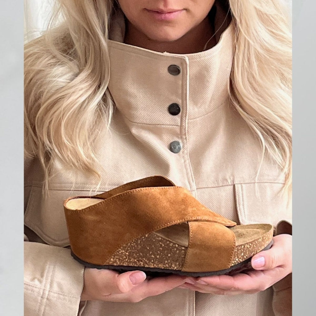 COPENHAGEN SHOES FRANCES 23 Suede Keilsandalen 00067 COGNAC (MARRONE 394)