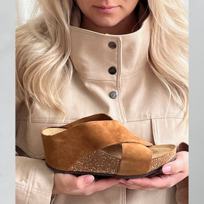 COPENHAGEN SHOES FRANCES 23 Suede Keilsandalen 00067 COGNAC (MARRONE 394)