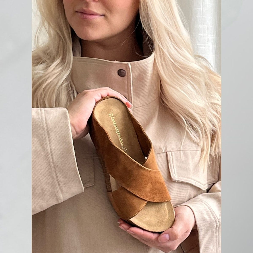COPENHAGEN SHOES FRANCES 23 Suede Keilsandalen 00067 COGNAC (MARRONE 394)