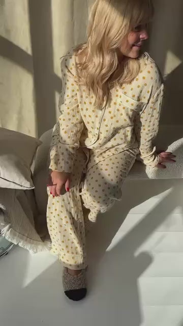 STORIES FROM THE ATELIER by COPENHAGENSHOES PAJAMAS PANTS 3 PANTS 02 BEIGE YELLOW BIG FLOWER